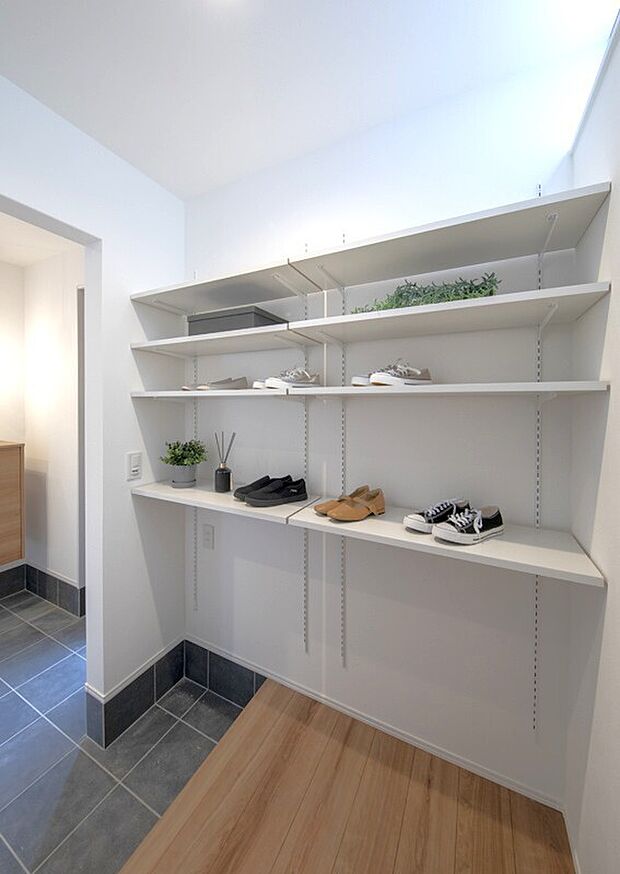 【2号地内観】整理整頓の強い味方！高さ調節可能な棚で、家族みんなの荷物がピタッと収まる空間。散らかりがちな玄関もスッキリ整い、心豊かな毎日が送れます。もう収納に困りませんね。