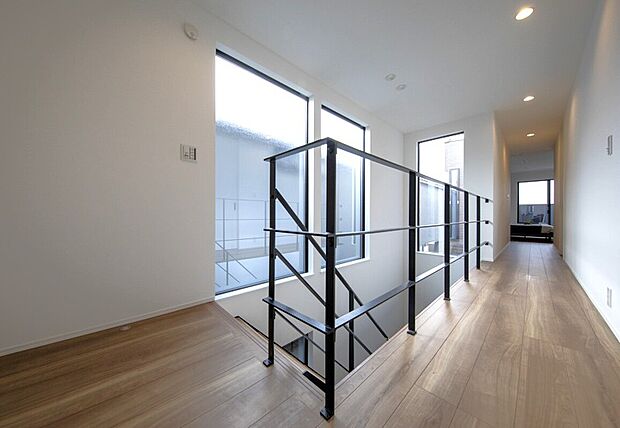 【2号地内観】洗練されたデザインが光る、開放感あふれる住まい。木の温もりを感じるフローリングとアイアン階段が織りなす、スタイリッシュな空間は、毎日の生活を豊かに彩ります。