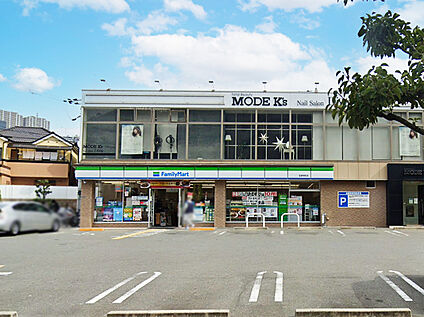 ファミリーマート宝塚栄店 約2,600ｍ(車約7分)