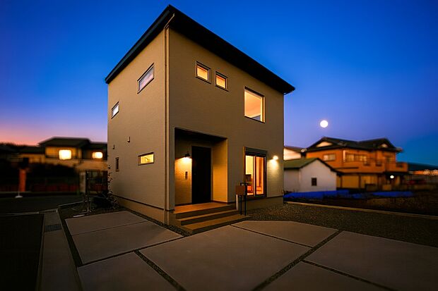 シンプルで美しい箱型デザインの外観。４台以上駐車できるゆとりの敷地と、日当たりの良さが魅力の住まいです。