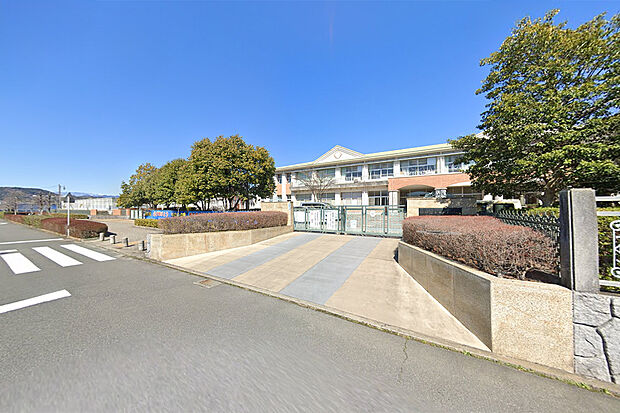 徒歩圏にある富士中央小学校は、通学しやすく安心の教育環境が整った地域。穏やかな住環境と合わせて、子育て世帯にうれしい立地条件が揃っています。