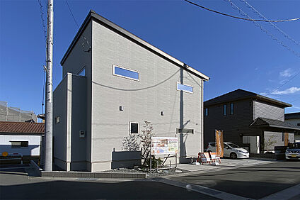 北西側からも映えるシックな外観デザイン