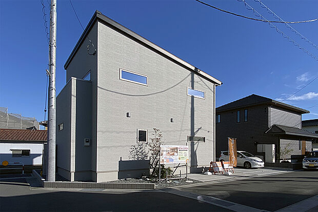 【北西側からも映えるシックな外観デザイン】北西側から見ても美しいフォルムが際立つ外観。開口部をバランスよく配置し、プライバシーと採光を両立。落ち着きのある街並みに調和する住まいです。