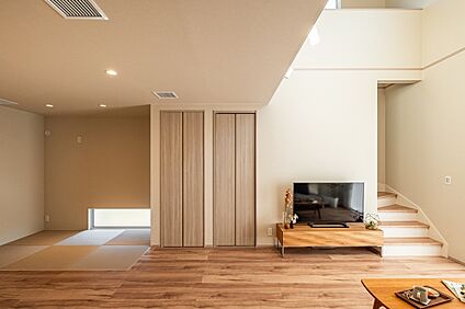 吹き抜けが明るさを広げる開放的リビング