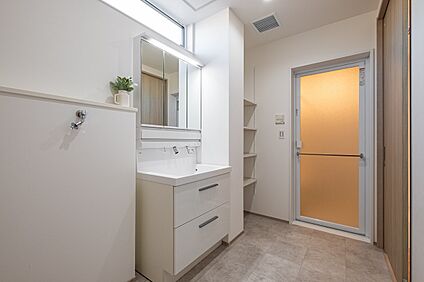 収納充実で使いやすい明るい洗面脱衣室