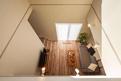 吹き抜けが生む明るさと開放感あるリビング