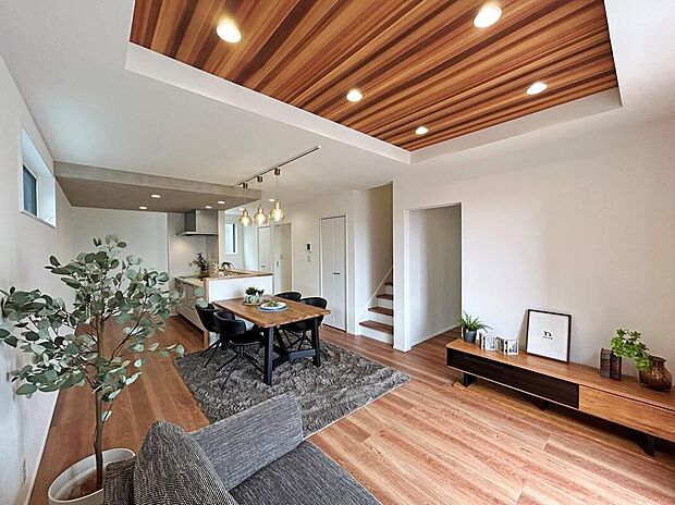 【建物プラン例(内観写真)】【モデルハウス(有弥の里)/LDK】
デザイン性のある折り上げ天井を採用した、奥行きを感じられる空間。リビング階段仕様につき、ご家族が自然と集う、団らんのスペースになりそうです。