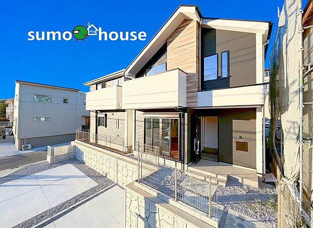 統一感のあるモダンなデザインが、街並みに洗練された印象を与えます。木目調やツートーンの配色がおしゃれな新築住宅！