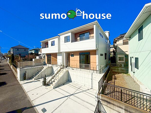 ２台駐車可能なカースペース（車種によります）。セカンドカー用として、自転車置き場や物置場として、お子様の遊ぶスペースとして、ゆとりある敷地だからこそ可能な多用途にご利用いただけるスペースです。