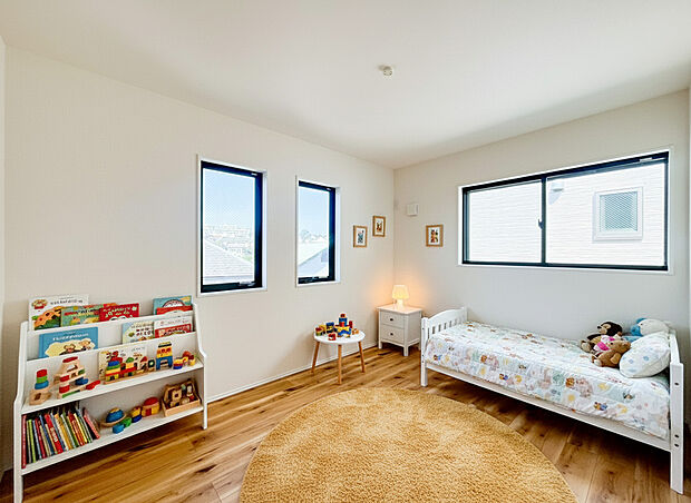 まるで一枚の絵画のように、建築そのものが芸術となる住まい。最高峰のデザイナーズ住宅は、素材・空間・光の三位一体によって生み出される静謐と力強さを併せ持つ存在です。