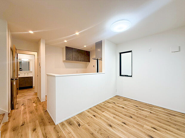 2面採光でお部屋の隅々まで明るい印象の居室。おひさまの光を、爽やかな風をたっぷりと取り込めます。居室内はいつも明るい印象ですので、気持ちの良い朝を迎えられそう。毎日の生活も自然と明るくなりますね。