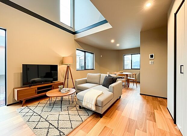 まるで一枚の絵画のように、建築そのものが芸術となる住まい。最高峰のデザイナーズ住宅は、素材・空間・光の三位一体によって生み出される静謐と力強さを併せ持つ存在です。