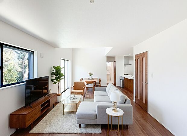 光が差し込む明るい約20帖のLDKは、家具を置いてもゆとりがある広さ 。開放的な吹き抜け天井がさらなる解放感を演出し、家族の繋がりを育みます 。