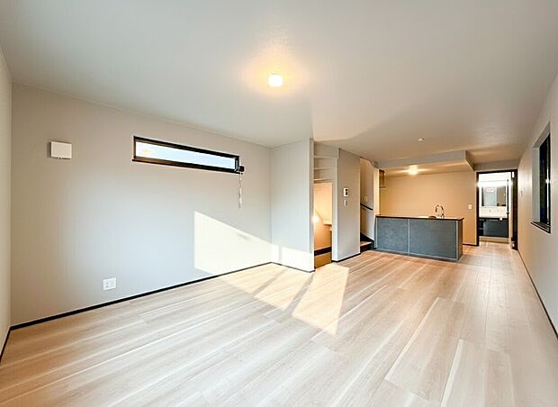 優しい光が差し込む広々としたLDKは、家族が自然と集まりたくなる心地よい空間です。無駄のない洗練されたレイアウトにより、大型の家具を置いてもゆとりある動線を確保。