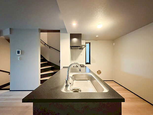 リビングとフラットに繋がるカウンターキッチンは、まるでお洒落なカフェのような佇まい 。料理中も視界を遮らず、お子様の様子を見守りながら安心して家事がこなせます 。