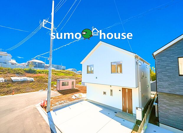 純白の外観が、洗練された品格を漂わせます。注目すべきは、玄関前に広がるゆとりある駐車スペース。複数台の所有や来客時も安心の設計です。