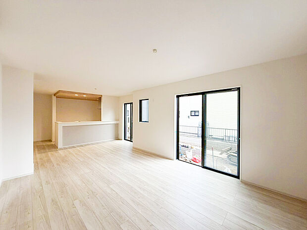 南からの明るい陽光の射し込むリビングダイニングは、ナチュラルで落ち着いた印象。家族との寛ぎの場としてはもちろん、時にはお客様を招き、語らいを愉しむ迎賓の空間ともなる。