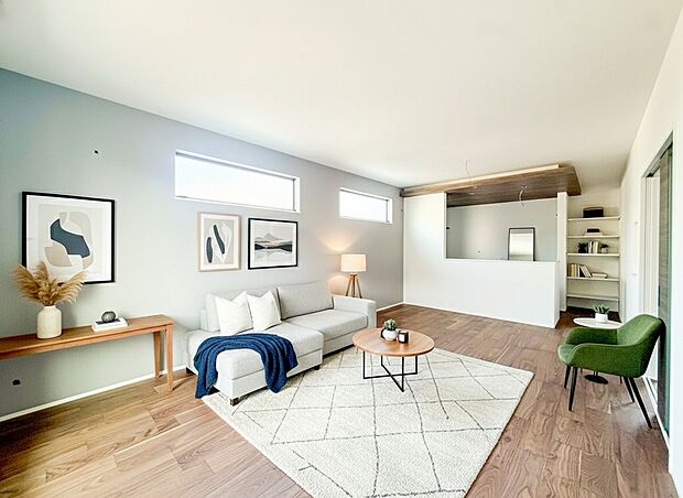 木の温もりを感じるフロアと、明るい陽光が差し込む窓設計が、住まう人の心まで健やかに育む、地球にも家計にも優しい住まいです 。(家具等はCGです)