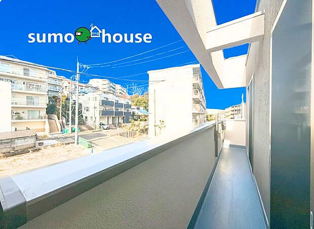 光を遮るもののない、突き抜けるような眺望が魅力のバルコニーです 。奥行きと横幅を十分に確保したワイド設計。毎日の暮らしに、心地よい風と陽光を添えてくれる特別な空間です。