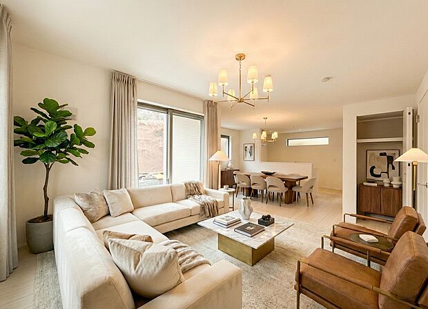 LDKのメインとなる大きな窓。大きめの開口部から暖かい日差しが長い時間射し込みます。天気の良い日は是非窓を開けて風通しの良さもご体感下さい。明るいLDKがご家族団欒の時を包みます。(家具等はCGです)