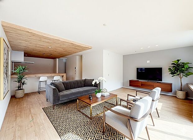 圧倒的な広さを誇る24.7帖超のLDKは、家族が集まってもゆとりたっぷり 。キッチン部分にあしらわれた木目調の下がり天井が、空間に洗練されたアクセントと落ち着きを与えます 。(家具等はCGです)