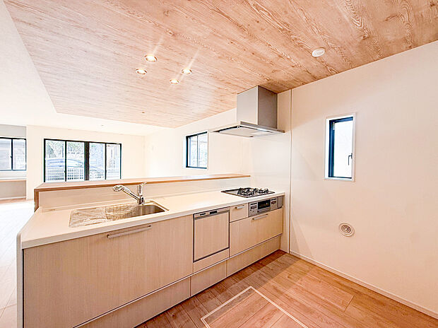 木の質感が美しい下がり天井が、空間に高級感と落ち着きを演出します。キッチンに立ちながら24.7帖の大空間LDKを見渡せるため、お料理中も家族との会話が弾みます 。