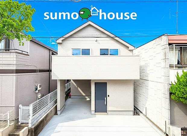 清潔感あふれるホワイトを基調とした、シンプルかつスタイリッシュな外観が魅力の新築戸建です 。2階部分の大きなバルコニーがデザインのアクセントとなり、暮らしに開放感を与えます 。