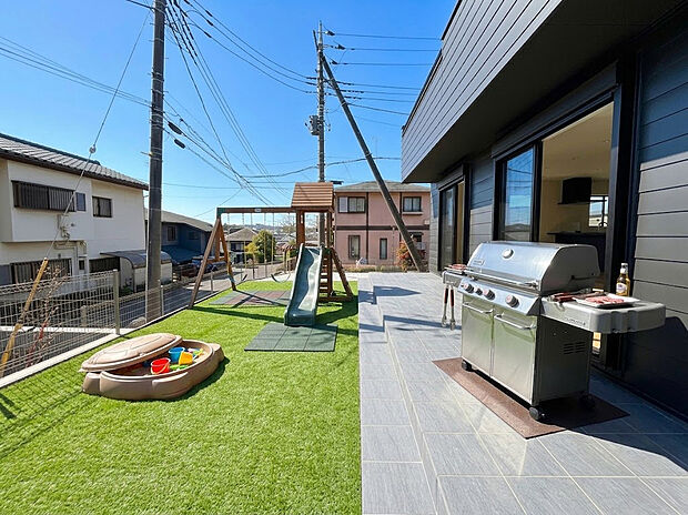 庭時間を愉しむタイルテラスのある家。約65坪のゆとりある敷地は、ガーデニングやBBQも思いのままです。カースペース3台分を確保し、来客時も安心。(家具等はCGです)