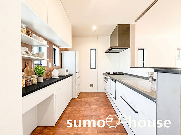 白を基調とした清潔感あふれるデザインに、スリムな黒の取っ手がアクセント。 3口ガスコンロや家事効率を高める食洗機を完備し忙しい毎日をサポートします。(家具等はCGです)