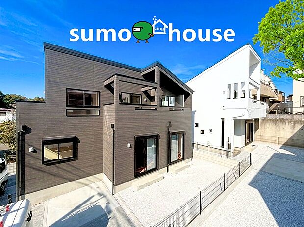 シックなダークブラウンと清潔感あふれるホワイトのコントラストが、街並みに洗練された印象を与えます。 異なる屋根のシルエットが織りなす個性的なフォルムは、住まう人のこだわりを象徴。