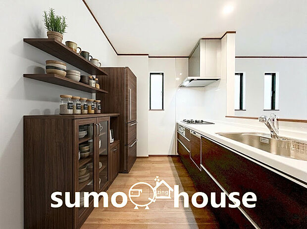 【おしゃれな木目調キッチン】 システムキッチンは、落ち着いたダークブラウンの木目調パネルを採用。お部屋のインテリアにも馴染みやすく、上質でスタイリッシュな雰囲気を演出します。(家具等はCGです)