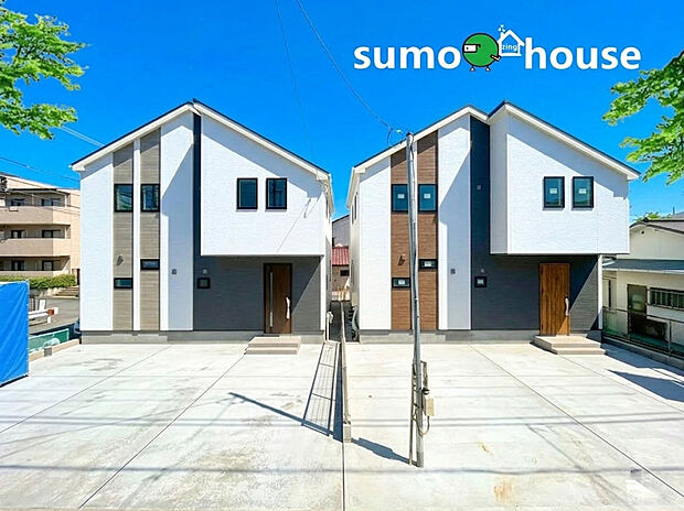 温かみのある木目調のアクセントが映えるスタイリッシュな外観。シャープな片流れ屋根が都会的で洗練された印象を与えます。落ち着いた色合いをベースに、木の質感をプラスしました。(外構等はCGです)