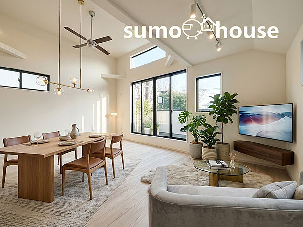 18帖の広々としたLDKは、ダイナミックな吹抜けが魅力の開放的な空間です。南側の大きな窓からは豊かな陽光が差し込み、家族が集まるリビングを明るく包み込みます。(家具等はCGです)