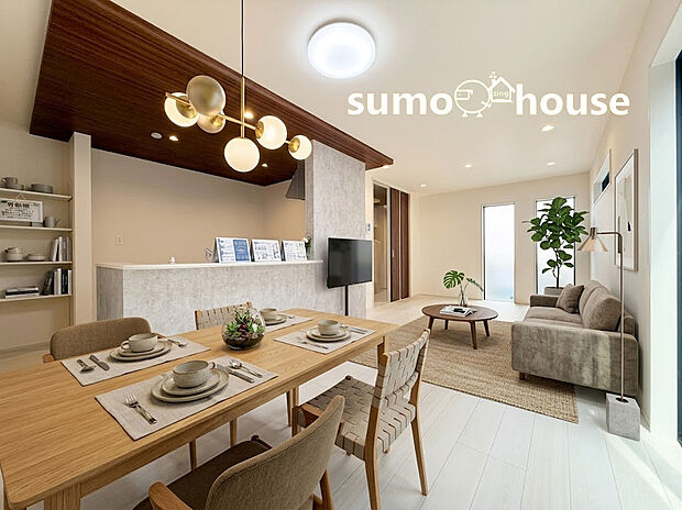 お料理中も家族との会話が弾む対面式キッチンを採用した、家族の絆を育むLDK。リビング全体を見渡せる開放的な間取りは、小さなお子様がいる家庭でも安心して見守りながら家事がこなせます。(家具等はCGです)