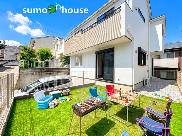 家の顔となる上品な外観デザイン。閑静な住宅街に調和し、訪れる人を優しく迎えます。南側には広々とした庭スペースを確保。家庭菜園やバーベキューなど多彩に楽しめます。(外構等はCGです)
