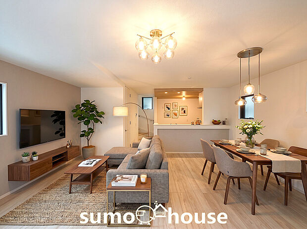 約19.6帖の広々としたリビング空間です。ご家族が自然と集まる憩いの場所です。木のぬくもりを感じる木目調のフローリングが、お部屋を明るく優しい印象にします。
