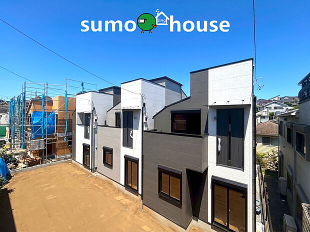 白とグレーを基調としたモダンで洗練された外観デザインが、閑静な住宅街に美しく調和する魅力的なお住まいです。青空に映えるスタイリッシュな佇まいが毎日の暮らしを豊かに彩り、ご家族皆様を温かく出迎えます。