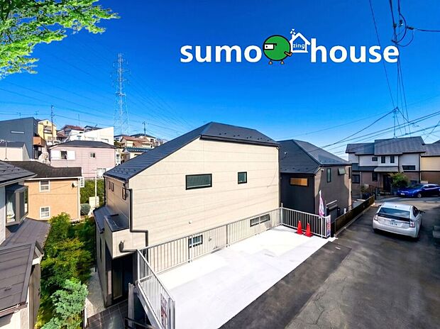 お洒落で落ち着きのある外観デザインを採用しています。全室の窓にペアガラスを導入し高い断熱性を発揮します。省エネ基準適合住宅として毎日の光熱費をしっかり抑え、環境にも家計にも優しい安心のマイホームです。