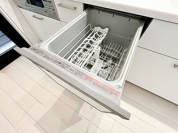 【食洗機】食器洗乾燥機付きで家族の食器もピカピカ。後片付けもラクラクこなせて、環境にもママの手にも優しい設備です。システムキッチン内に納まっているので、お料理の邪魔にもならずスッキリ快適にご利用いただけます。