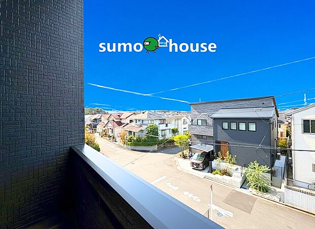 【洗練されたデザイン】並列3台駐車可能なカースペース（車種によります）。セカンドカー用として、自転車置き場や物置場として、お子様の遊ぶスペースとして、ゆとりある敷地だからこそ可能な多用途にご利用いただけるスペースです。