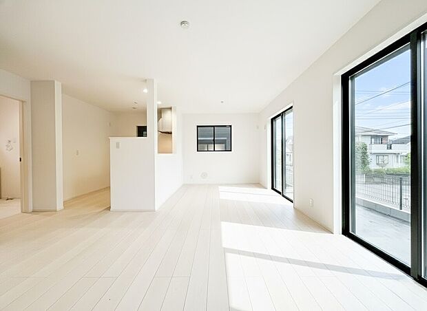 【リビング】南からの明るい陽光の射し込むリビングダイニングは、ナチュラルで落ち着いた印象。家族との寛ぎの場としてはもちろん、時にはお客様を招き、語らいを愉しむ迎賓の空間ともなる。