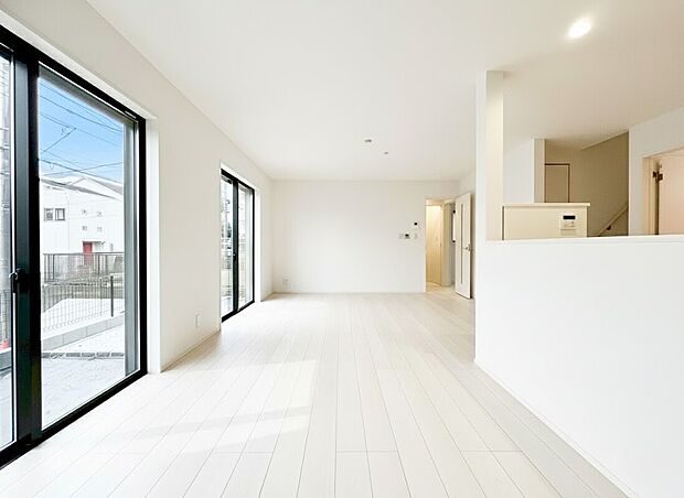 【リビング】広いリビング・ダイニングがある新築一戸建ては、開放的で様々な楽しみ方ができます。家族が集まる中心となる場所で大きなテレビや家具を置いたり、コミュニケーションスペースとして活用できます。