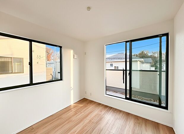 【居室】光が沢山取り込める大きな窓。2面採光なので、日差しを長時間受ける事が出来る暖かいお部屋です。もちろんペアガラスなので、遮音性にも優れ、結露も発生しにくい構造。サッシ周りのカビが発生しにくくなりますね。