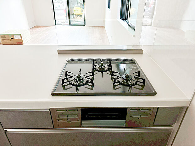 【システムキッチン】新しいキッチンは食事の支度が捗ります。お手伝いをしてくれるお子様と並びながら準備や片付けが出来るキッチンは、ご家族のコミュニケーションを育む場として活躍します。何気ない時間ですが、大切にしたいですね。