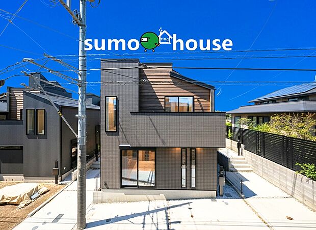 【洗練されたデザイン】まるで一枚の絵画のように、建築そのものが芸術となる住まい。最高峰のデザイナーズ住宅は、素材・空間・光の三位一体によって生み出される静謐と力強さを併せ持つ存在です。