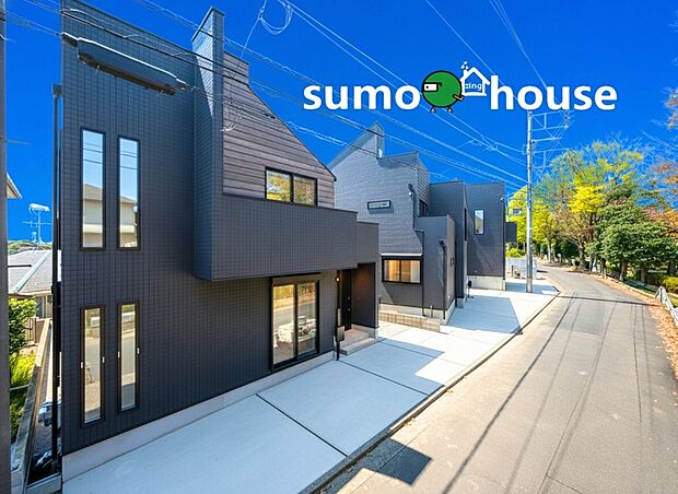 【洗練されたデザイン】洗練されたダークトーンのモダンな街並み！ 異なる素材のツートン外壁と片流れ屋根が、ハイセンスな統一感を生み出しています。