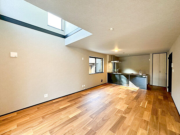 【リビング】光と空気が舞う、贅沢なひととき。天井高まで伸びる吹き抜けが、LDKにたっぷりの陽光と風を招き入れ、時間の流れまでゆるやかに感じられます。この開放感は、暮らしの質そのものを高める贅沢品です！