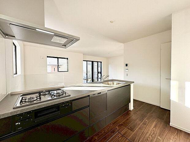 【キッチン】リビングに降り注ぐ明るい日差しがそのままキッチンにも柔らかく降り注ぐ明るい印象のキッチン廻り。リビングとキッチンの間に壁を設けてないフルオープンタイプですので、空間に一体感を感じられます。