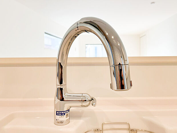 【浄水器】キッチンには浄水器を標準装備。最近は水を飲むという場面以外にも料理で使用したり、野菜を洗う場合もキレイな水で洗いたいという人が増えてきています！赤ちゃんのミルク用としても重宝いただけます。