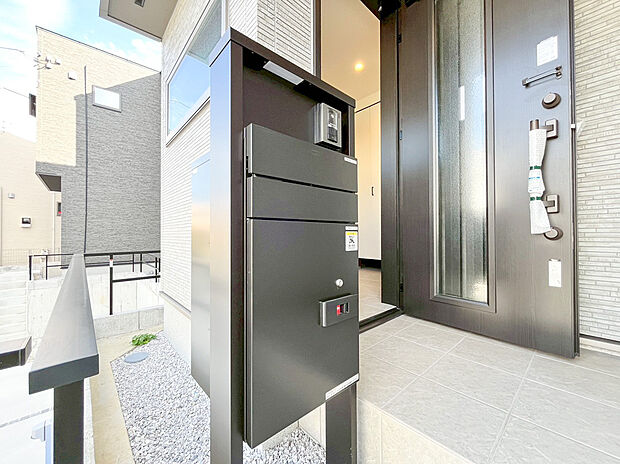 【宅配ボックス】ポスト兼宅配ボックスは不在時に荷物の受け取りが可能です。郵送物の到着時間を気にせず過ごせる便利な設備ですね。